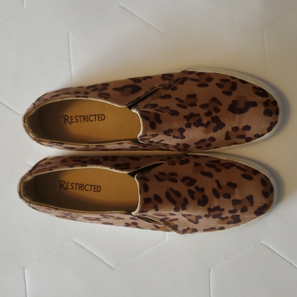 Cheetah print slip on runners, ladies size 9 - Picture 3 of 7